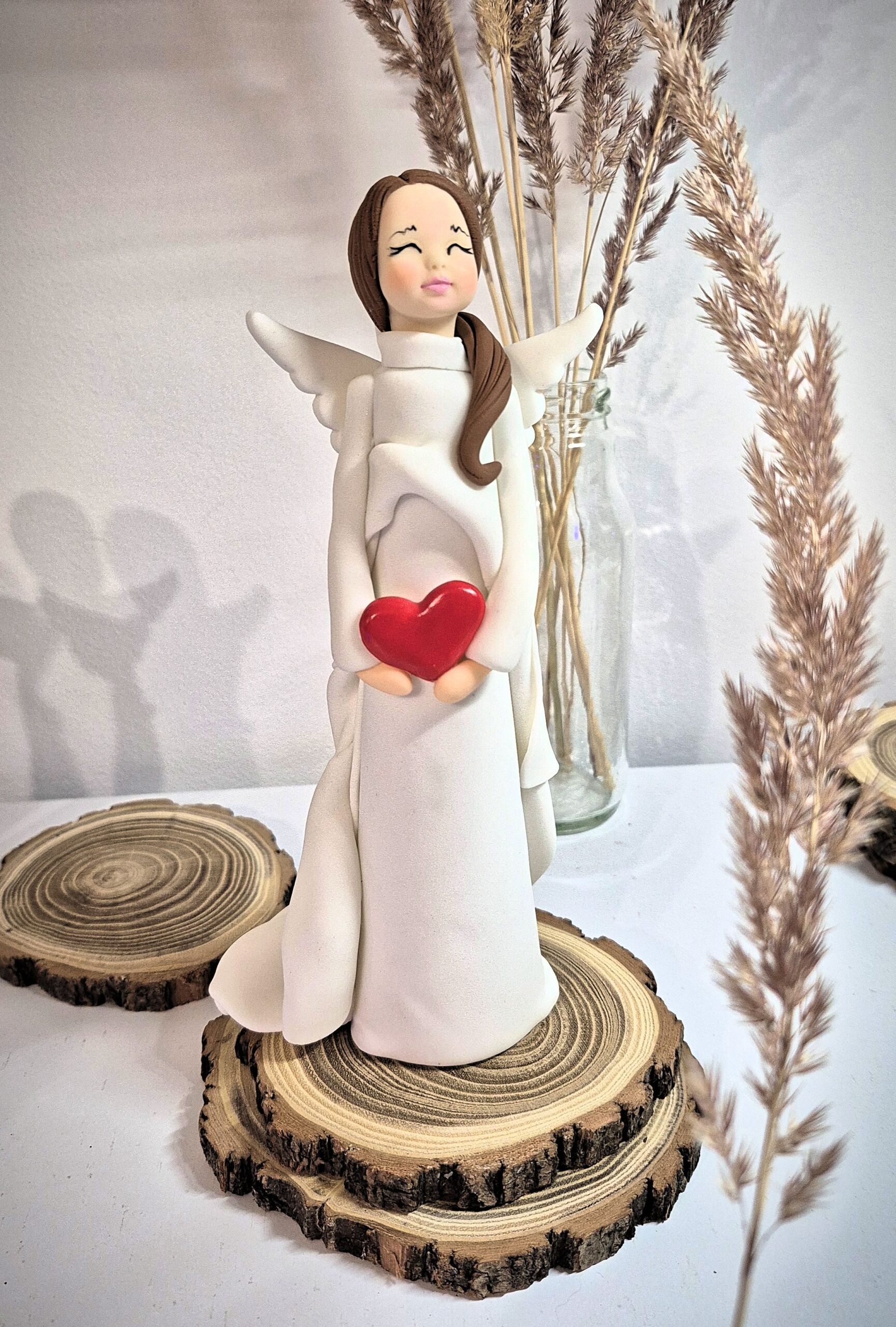 Anioł stojący z sercem - na zamówienie